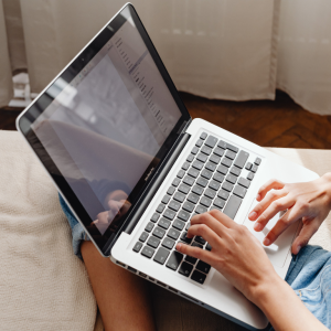 Personne qui utilise son ordinateur portable pour se servir de l'ia.